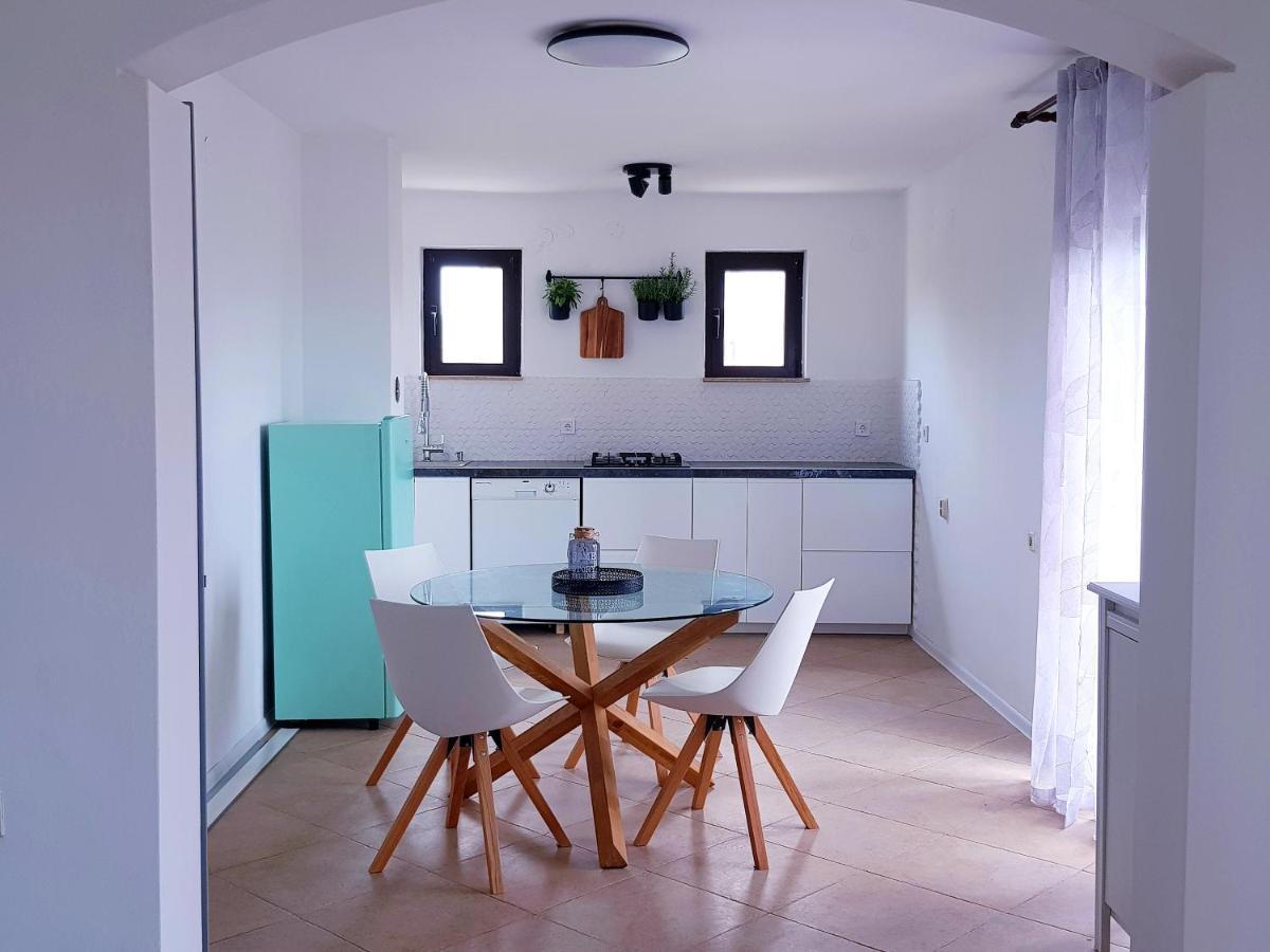 Apartment Sea View 로비니 외부 사진